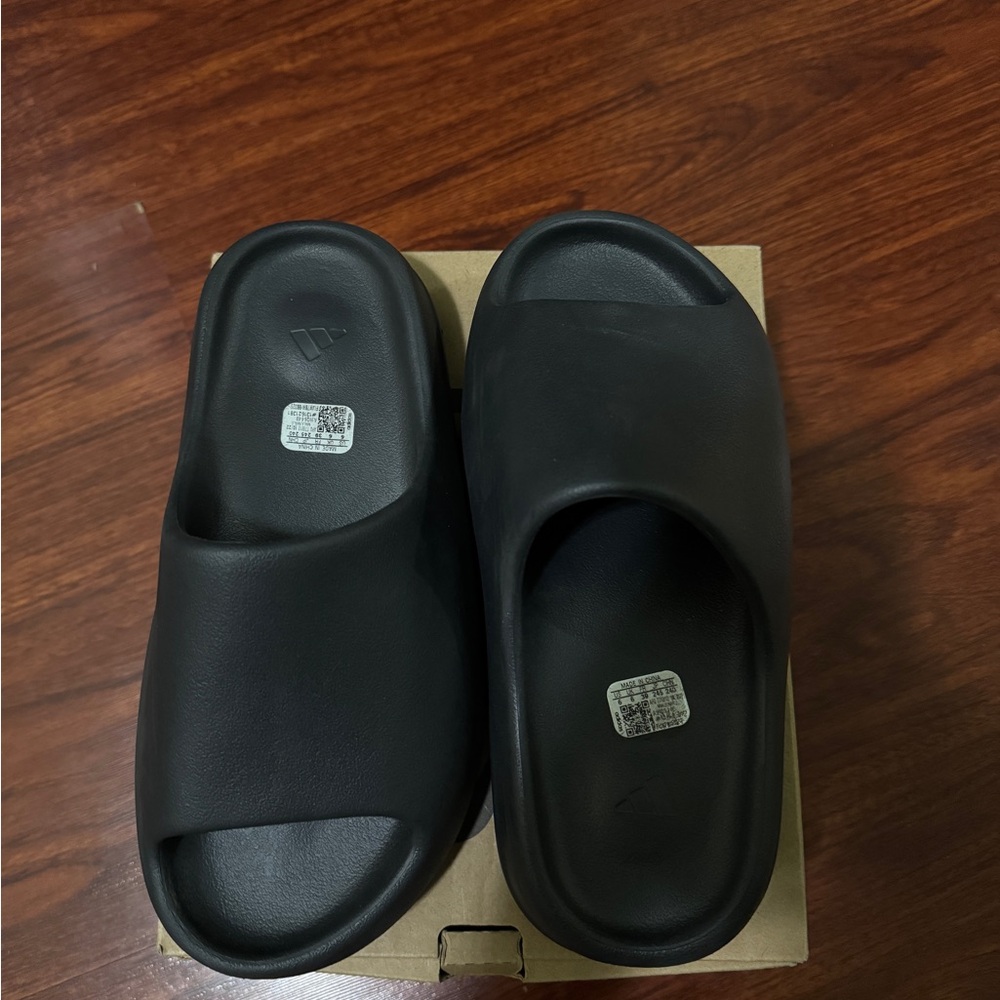 YEEZY Onyx Slides